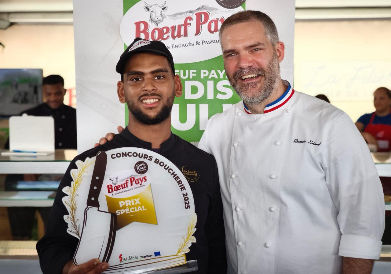 Thomas Auguste, grand vainqueur du concours Meilleur Boucher de La Réunion, ici avec Romain Leboeuf,  Meilleur Ouvrier de France