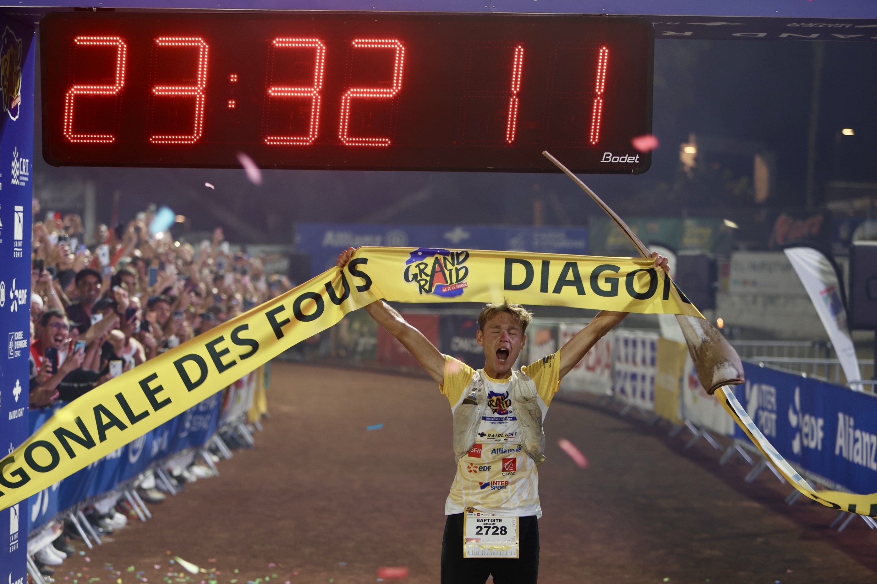 Baptiste Chassagne passe la ligne d'arrivée à La Redoute vendredi soir