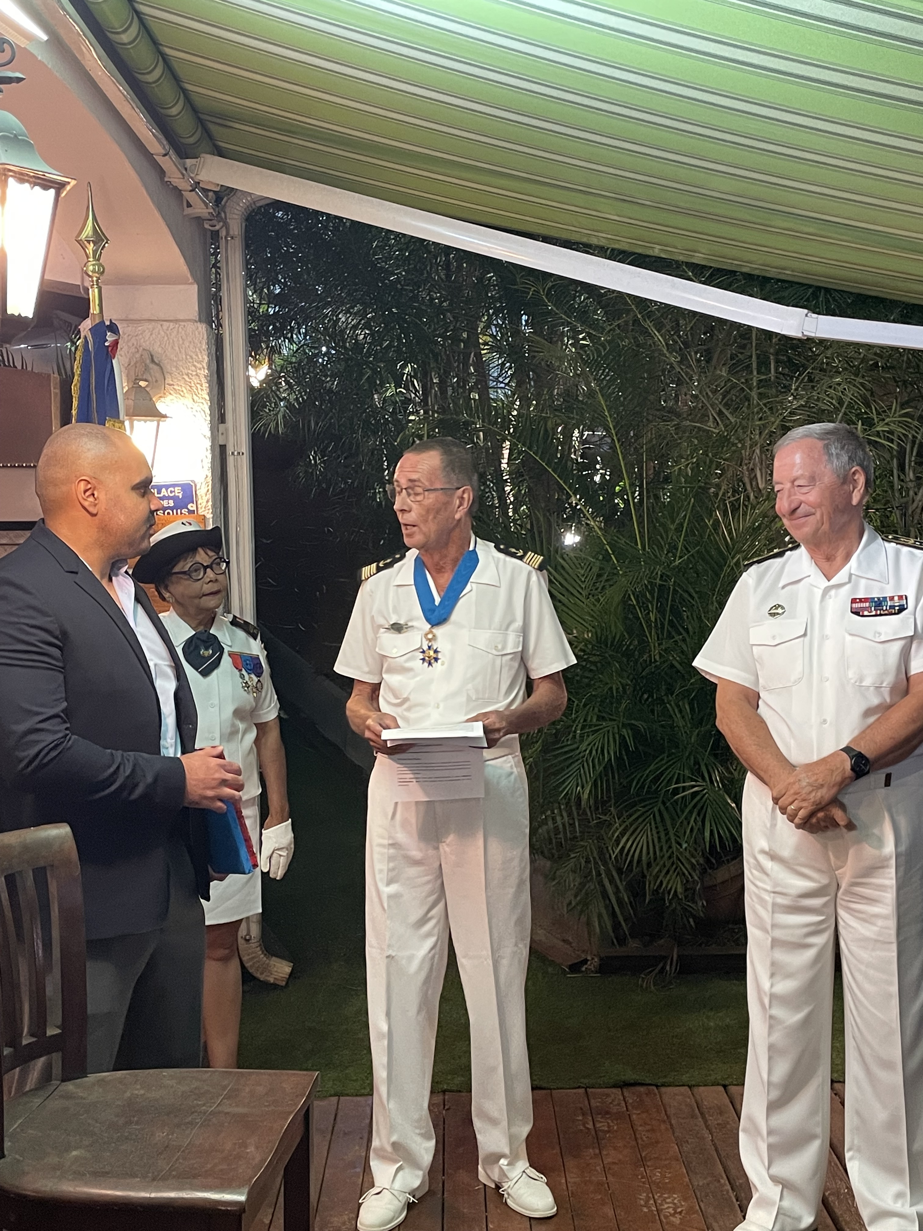 Bastien Salva (à gauche), le fils de Bernard, Dominique Dambreville, porte-drapeau, Bernard Salva et Alain Codelfy