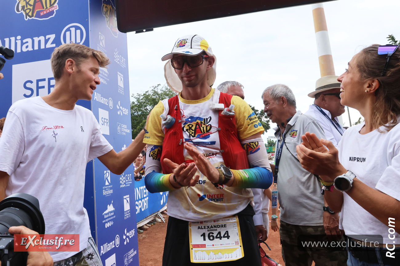 Alexandre Berroua, dernier finisher du Grand Raid, félicité par Baptiste Chassagne et Blandine Lhirondel Alexandre Berroua, dernier finisher du Grand Raid, félicité par Baptiste Chassagne et Blandine Lhirondel