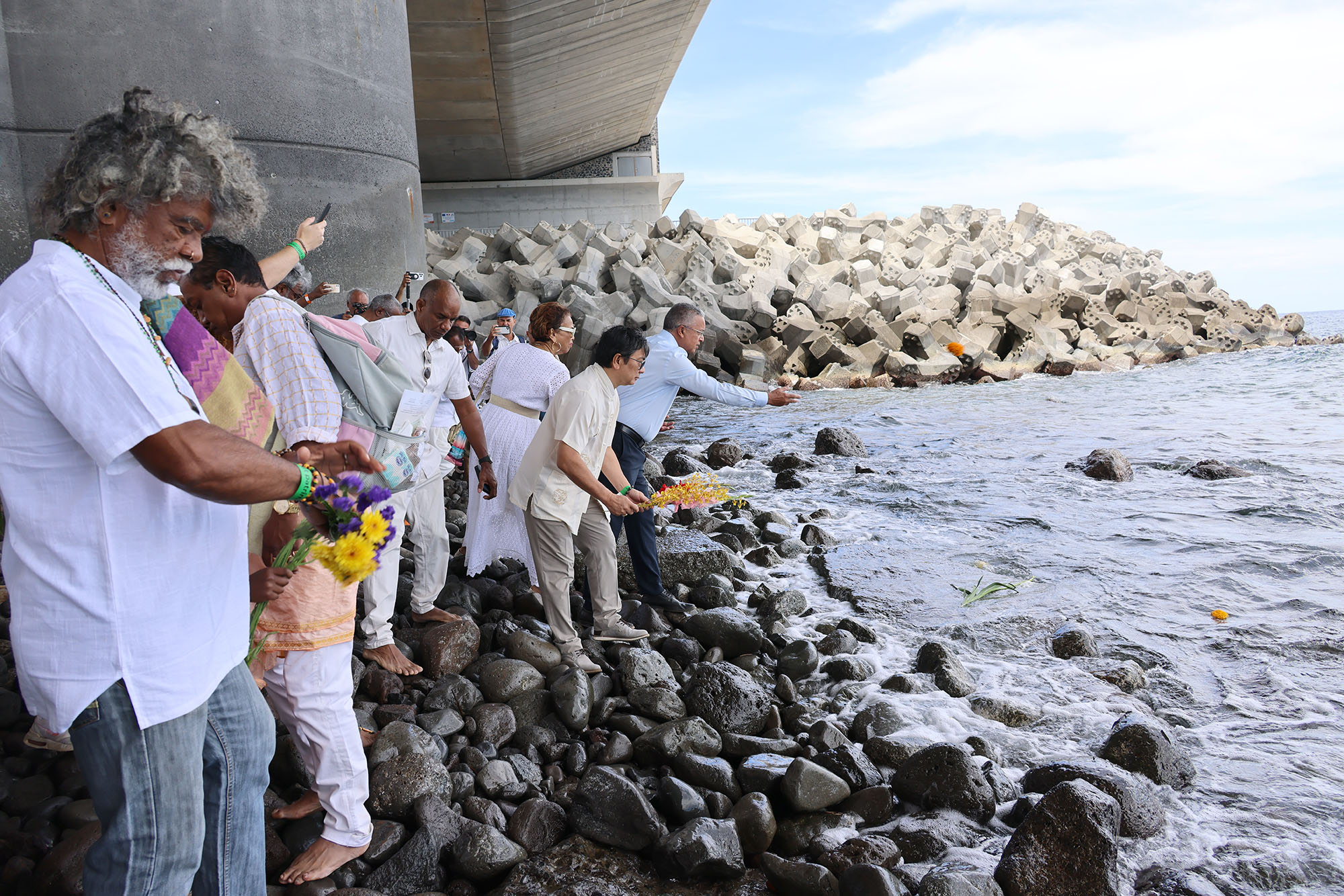 Tout le monde était invité à jeter des fleurs dans l’océan...