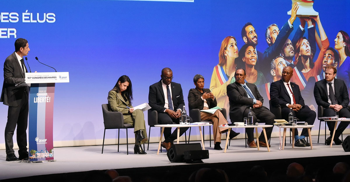Congrès des maires ultramarins au Palais des Congrès d'Issy-les-Moulineaux le 17 novembre 2025. Discours de David Lisnard, président de l'AMF et maire de Cannes. Ericka Bareigts, maire de Saint-Denis de La Réunion (assise 3ème à partir de la gauche) était sur le podium