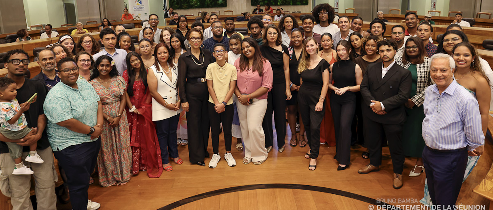Une deuxième photo de famille avec les élu.e.s présents