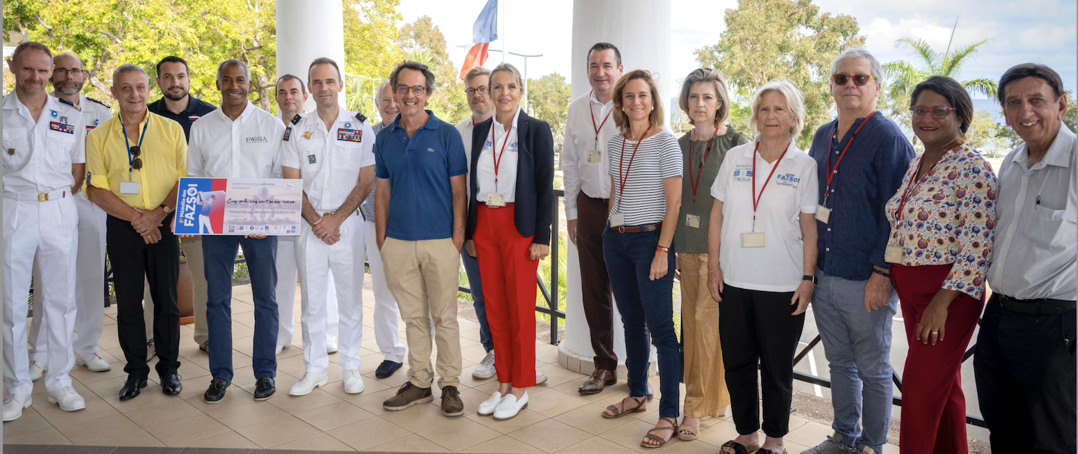 La photo de famille avec le général de division Jean de Monicault, les organisateurs, et les partenaires de l'événement