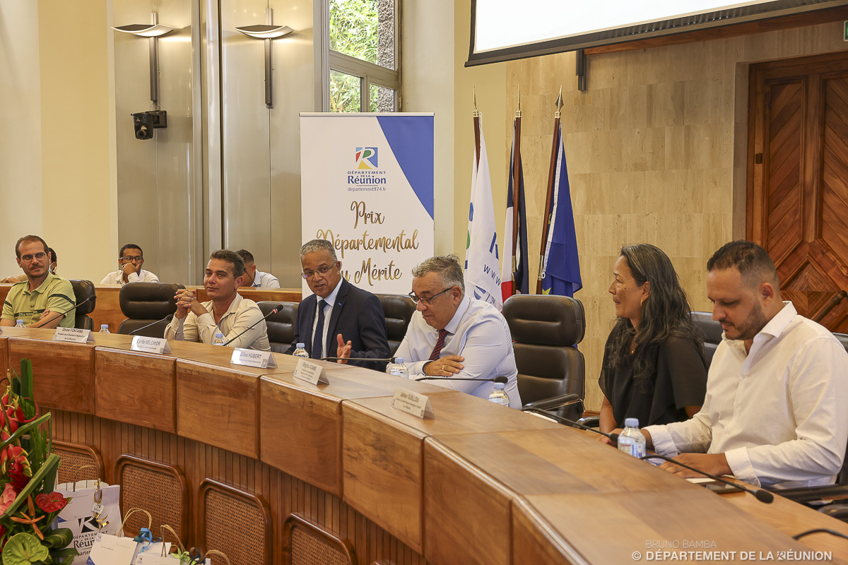 Cyrille Melchior, président du Département, entouré des conseillers départementaux et de partenaires