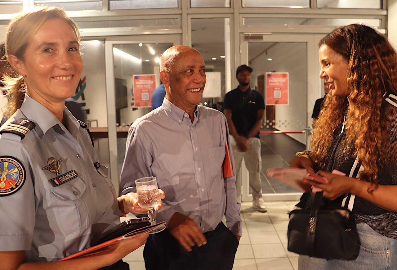 Jacques Lowinsky, président de la Commission Nationale Ultramarin des Missions Locales, avec les partenaires du Passeport Mobilité