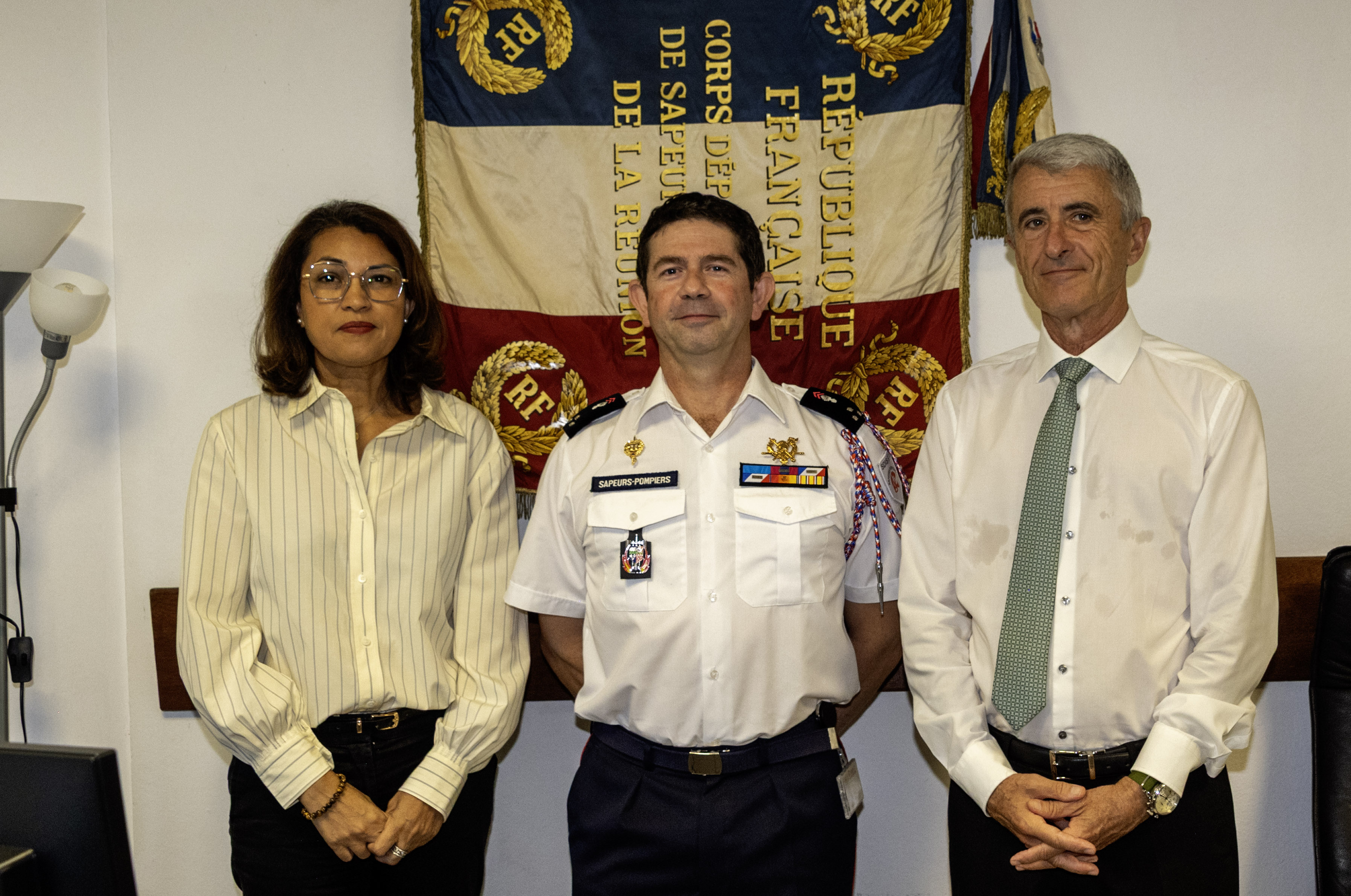 Sophie Arzal, présidente du SDIS 974, l’Inspecteur Général Bertrand Vidot, directeur du SDIS RéunionLa , et Patrice Latron, Préfet de La Réunion, lors de la prise de fonction