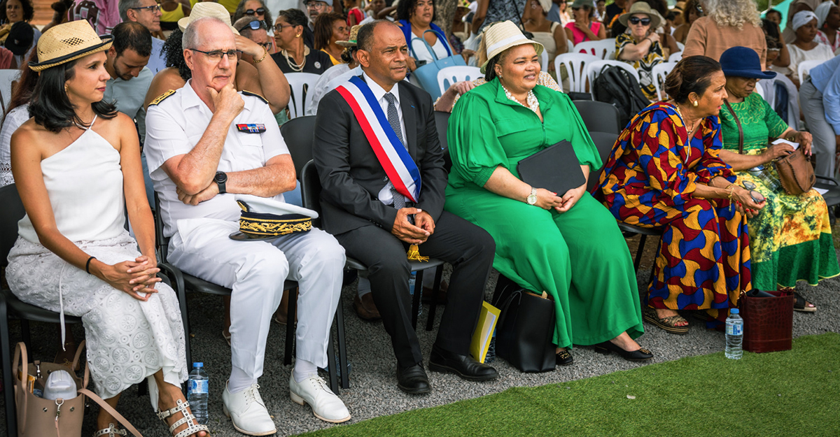 Les personnalités du premier rang: Karine Lebon, députée, Philippe Malizard, sous-préfet de Saint-Paul, Emmanuel Séraphin, maire de Saint-Paul, Peace Mabe, Vice-ministre des Arts, des Sports et de la Culture d'Afrique du Sud, Huguette Bello, présidente de la Région Réunion