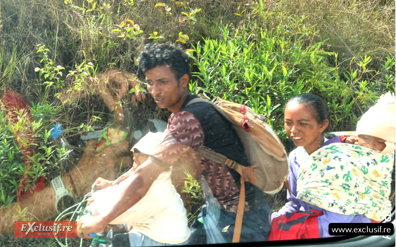 A 4 sur un vélo pour regarder les trailers passer