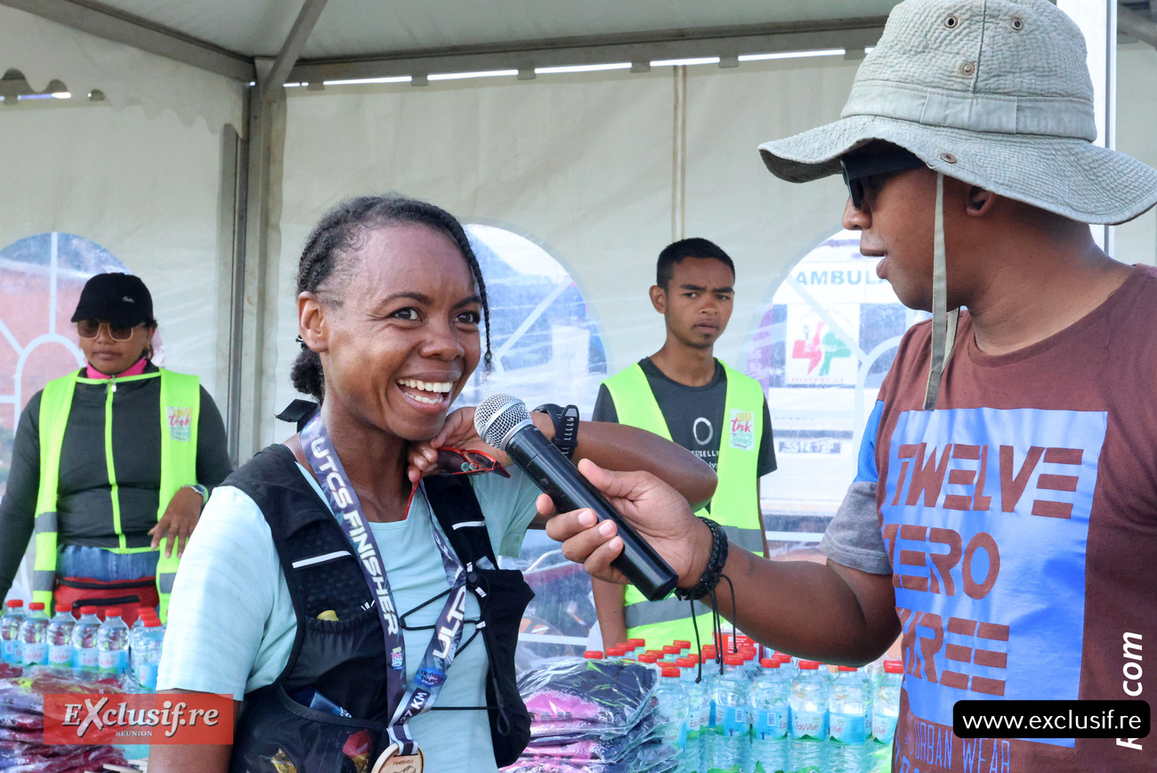 Anne-Marie John au micro Teg, « la voix » de l'ORTANA