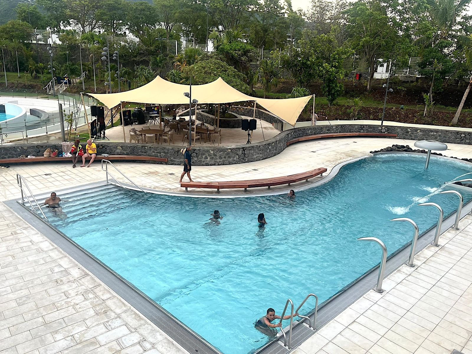 Aquanor à Saint-Denis a fait peau neuve, transformé en "îlet"