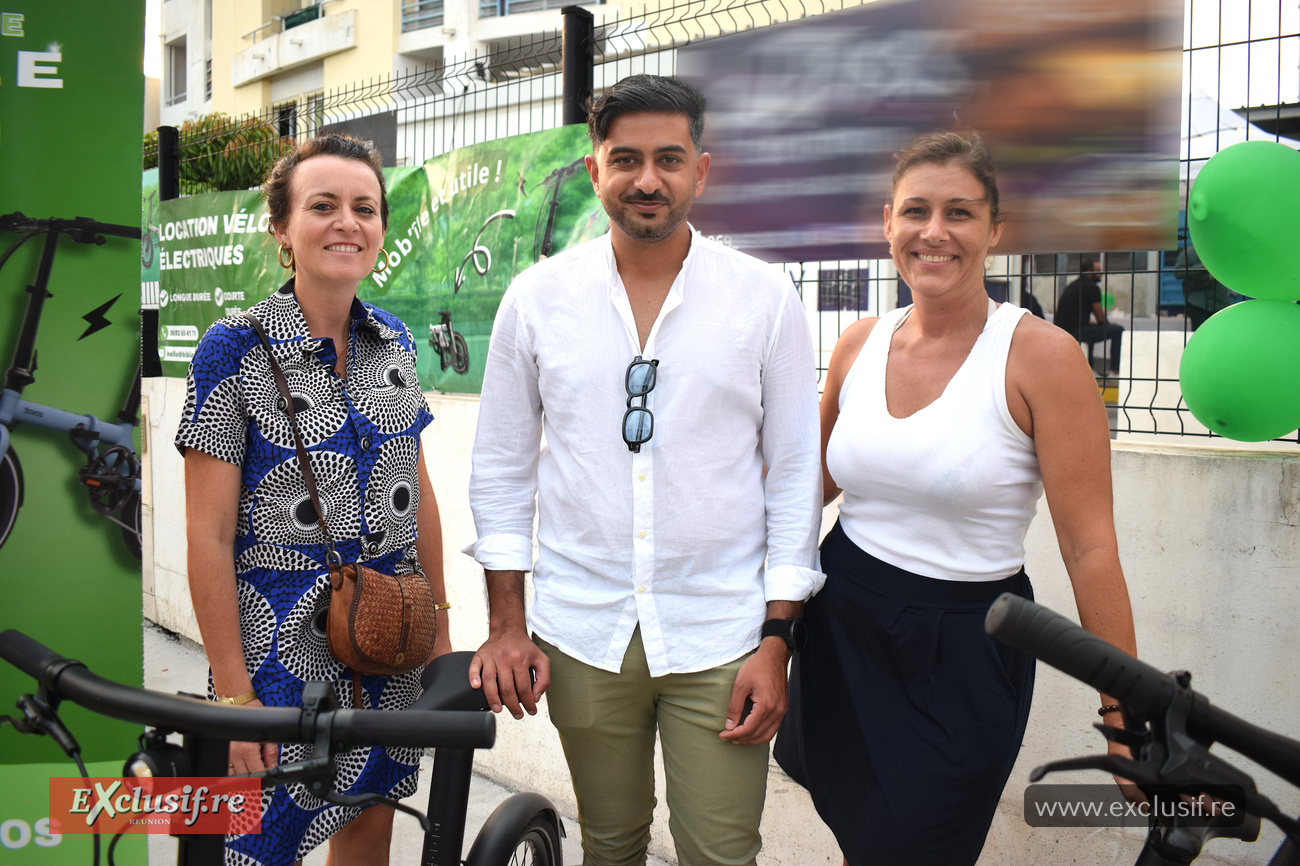 Samir avec des heureuses utilisatrices de vélos électriques