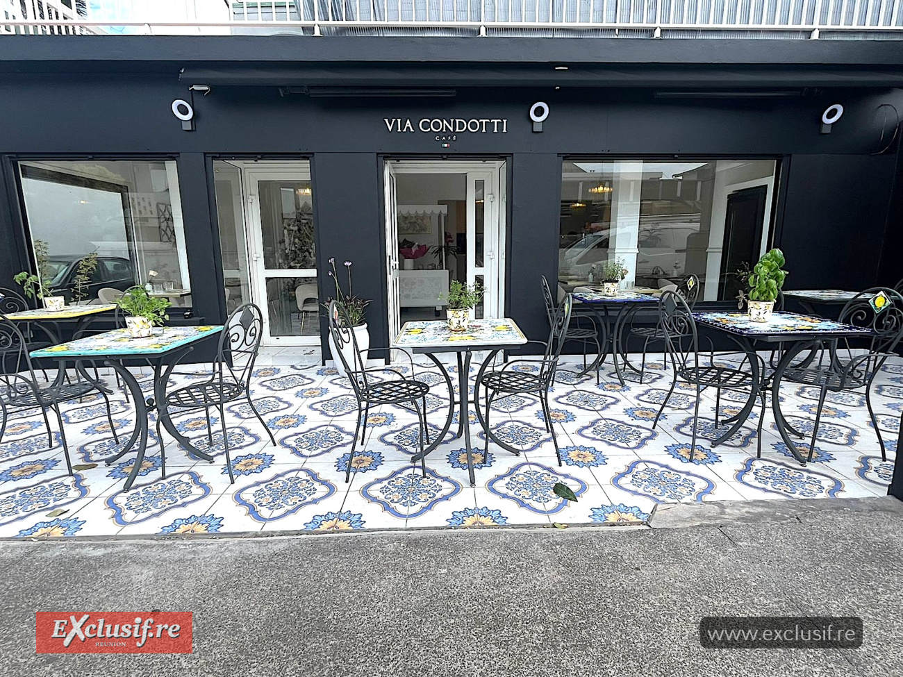 Le Café dispose d'une terrasse extérieure...