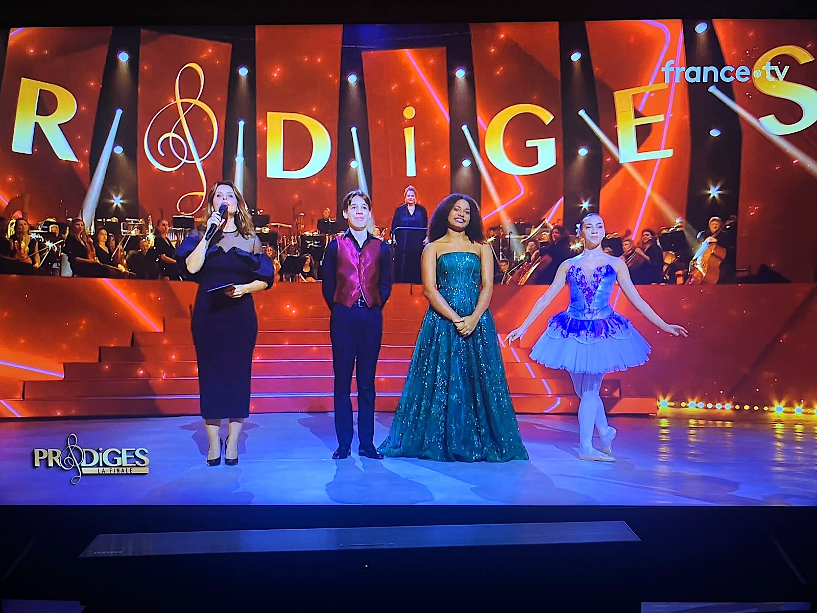 Les 3 finalistes aux côtés de Faustine Bollaert