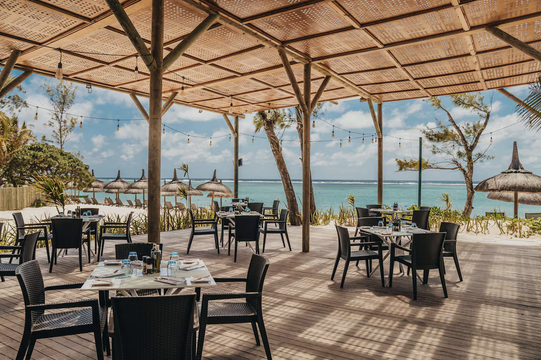 Le restaurant près de la piscine principale avec vue sur mer...
