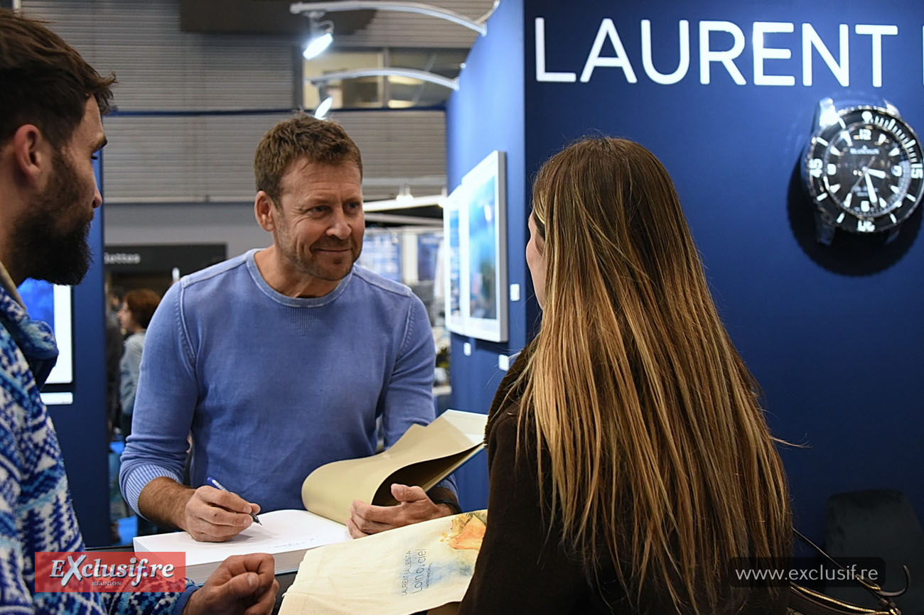 Le célèbre plongeur photographe, Laurent Ballesta, dédicace son dernier ouvrage "Loin du ciel", lors de son exposition de photos du livre au salon