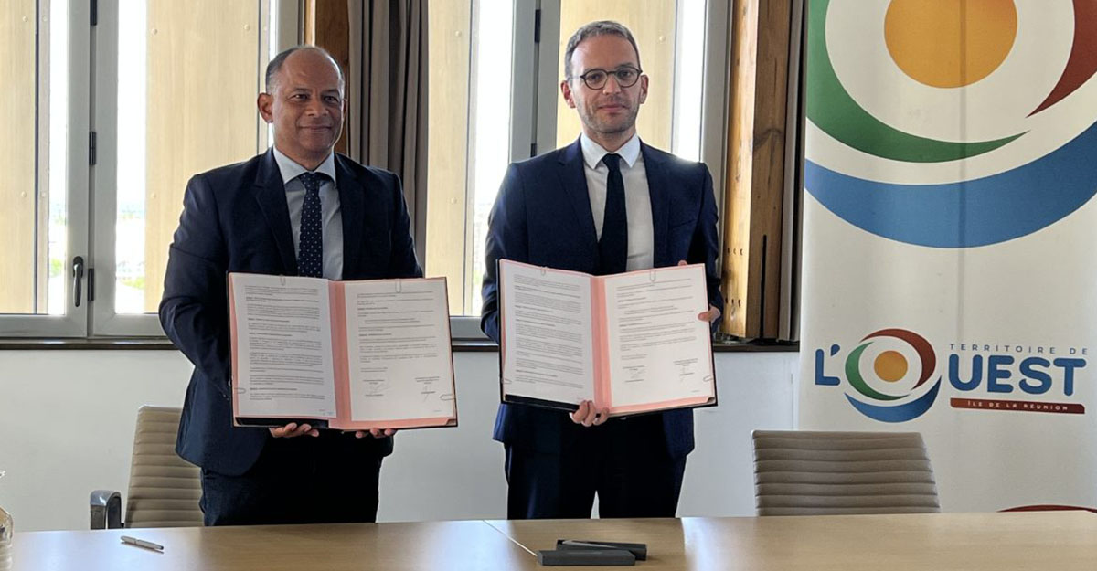 Emmanuel Séraphin, président du Terrtoire de l'Ouest, et Julien Dujardin, président du directoire du Grand Port Maritime de La Réunion, lors de la signature de la convention