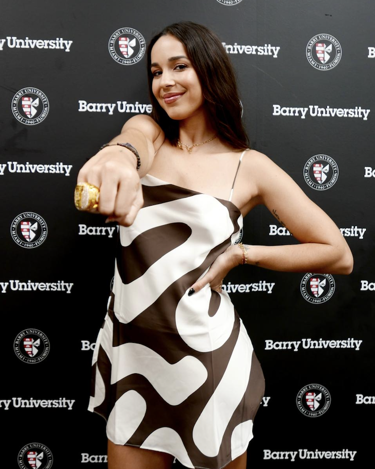 Angela Leweurs arbore l'une des bagues obtenue pour son titre de championne universitaire aux USA...