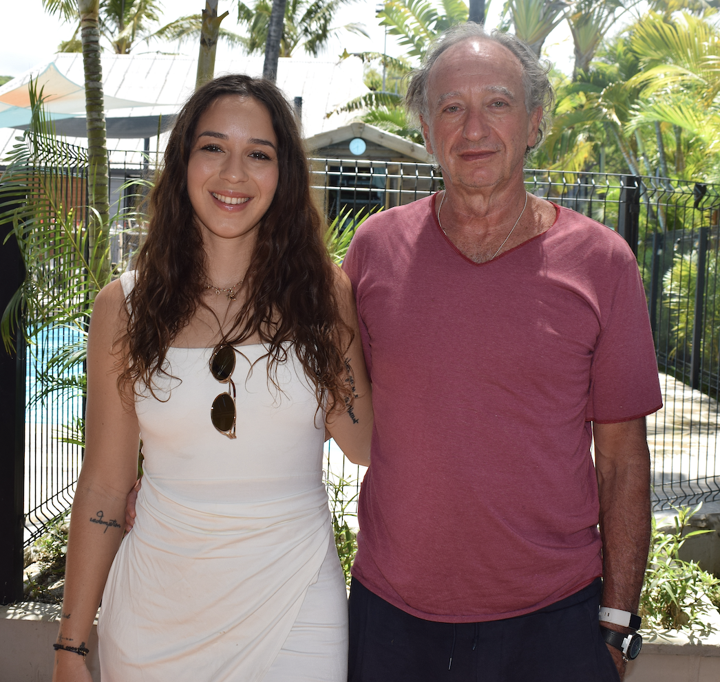 Angela avec son père Denis Leweurs, médecin anésthésiste à Saint-Benoît