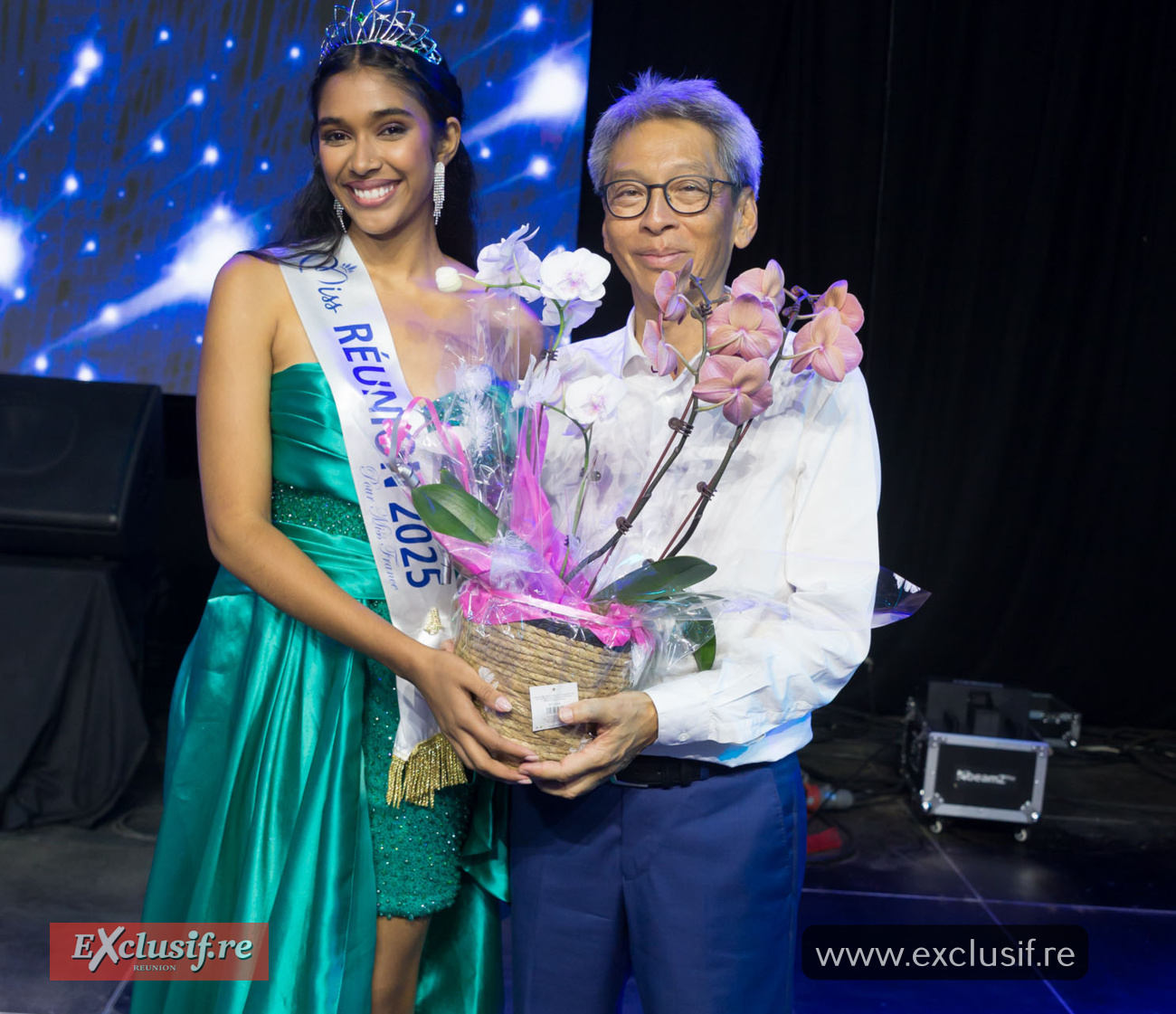 Un beau bouquet offert par le maire du Tampon à Miss Réunion