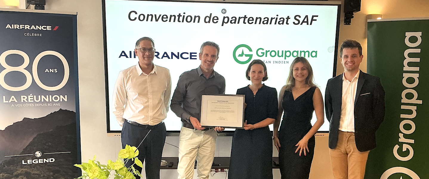 Les dirigeants de Air France Réunion et Groupama Océan Indien lors de la signature du contrat