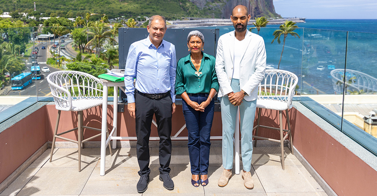 Ericka Bareigts, maire de Saint-Denis, entourée de Yassine Mangrolia, adjoint, et Jean-Hermann Sambenoun, vice-président de l'OTI Nord et vice-président de la Cinor, sur le rooftop de l'hôtel Radisson au Barachois