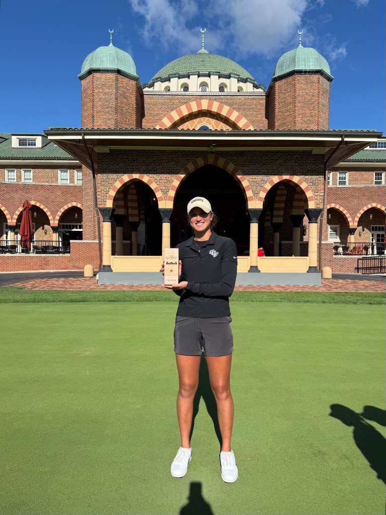Mila Jurine avec un trophée devant son université de Floride