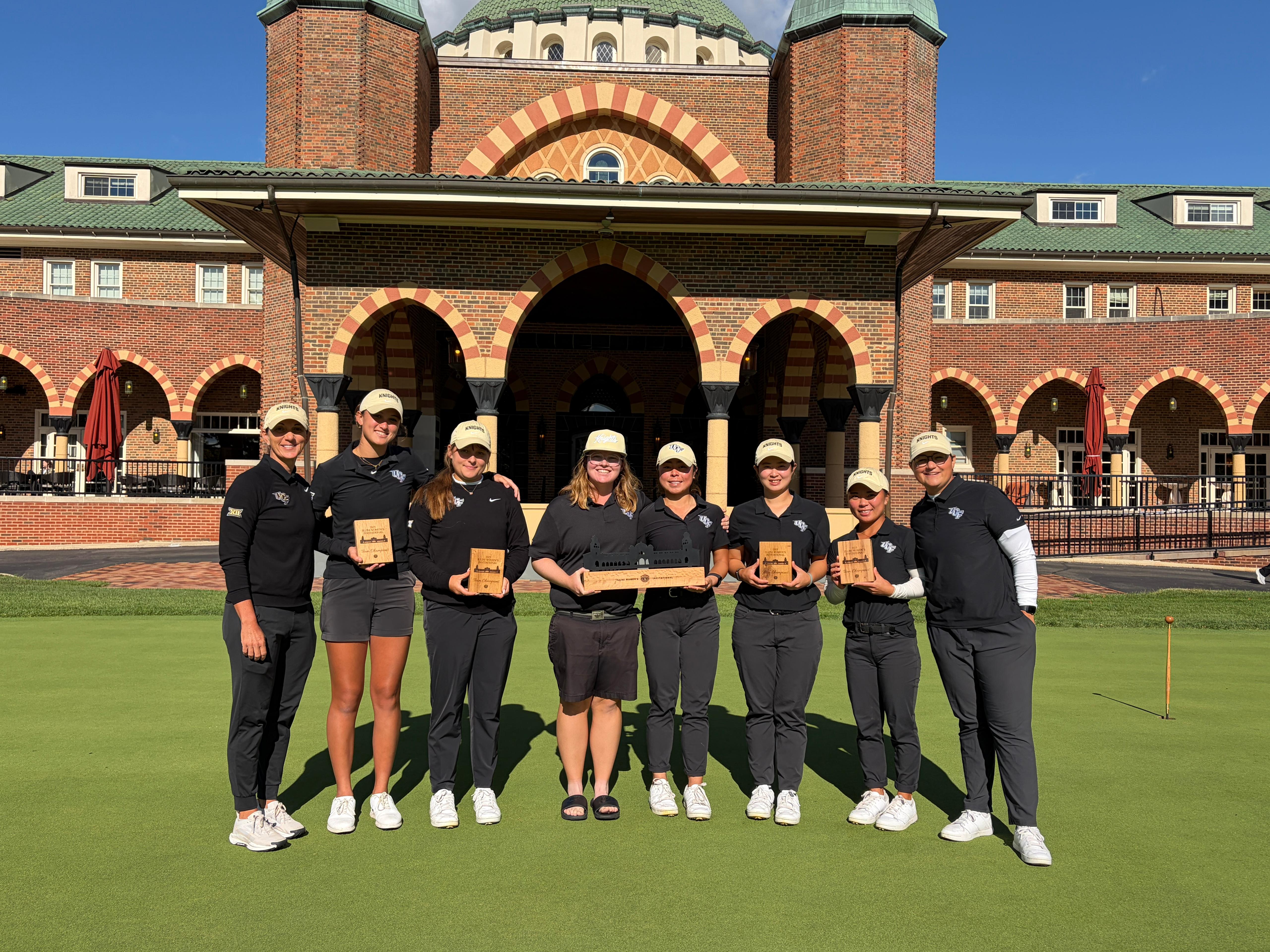 Avec d'autres golfeuses et les coachs