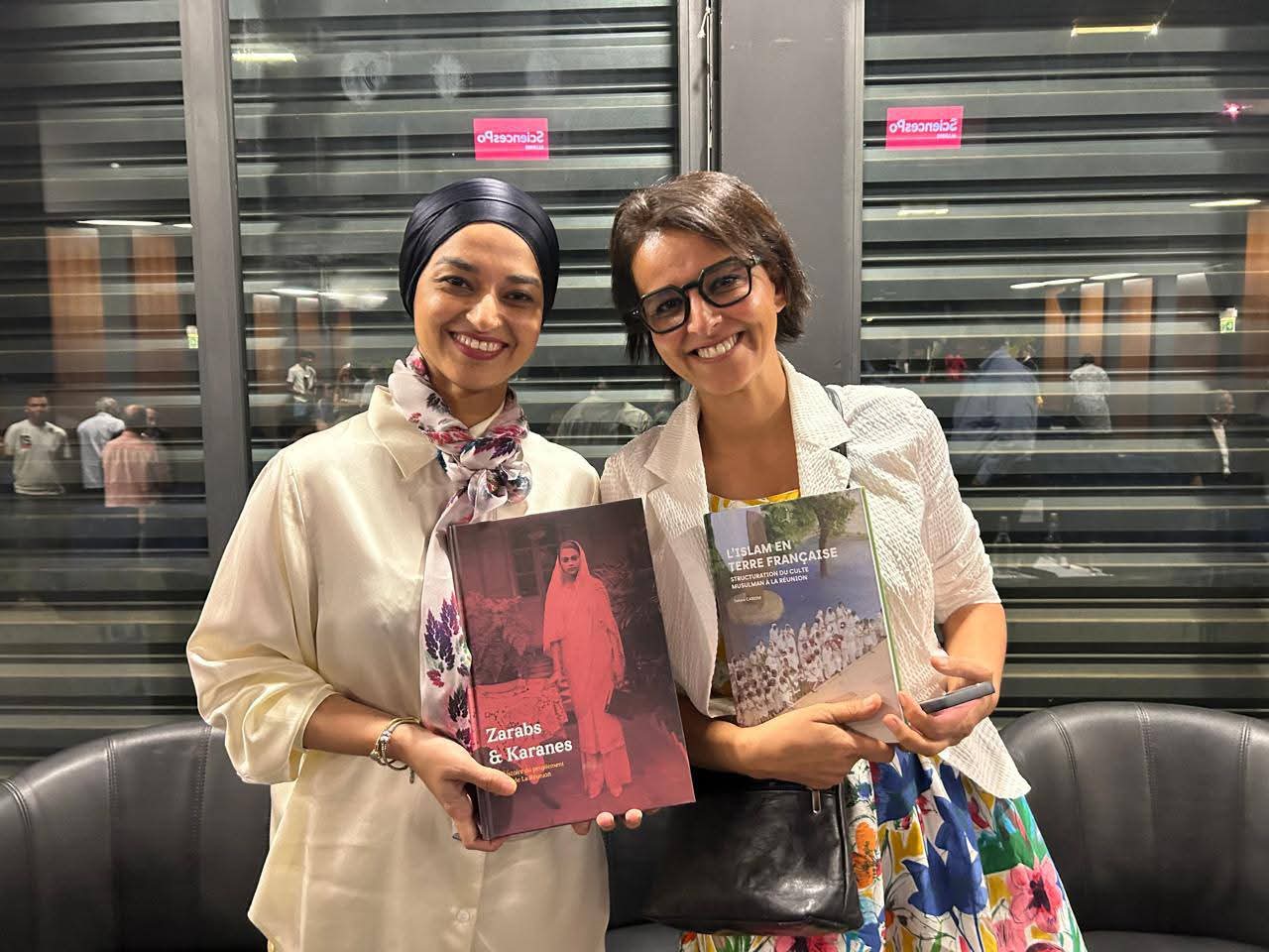 Sahara a offert un exemplaire de ses livres à Najat Vallaud-Belkacem, ancienne ministre de l'Éducation Nationale, lors de son passage dans l'île fin 2025