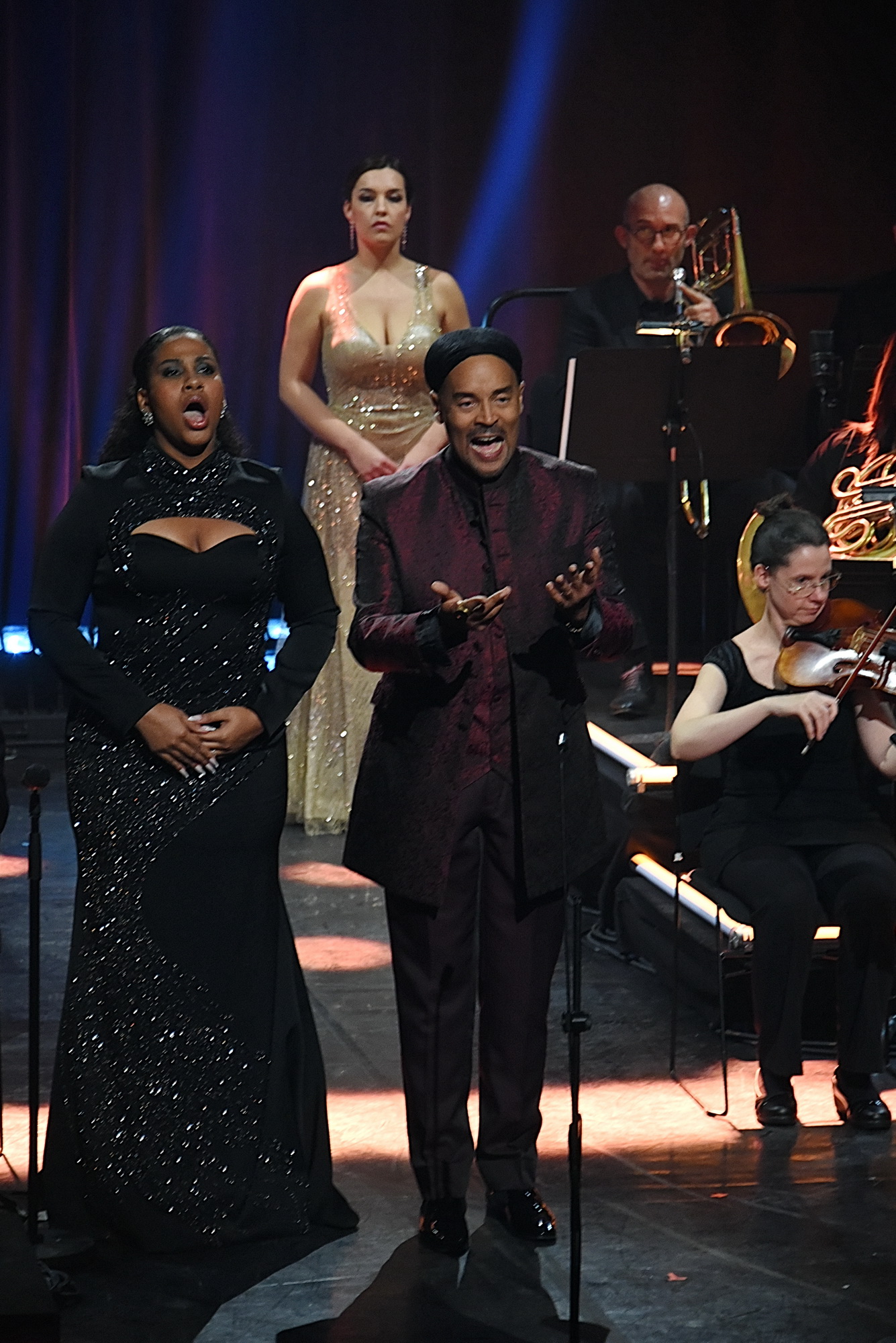 Fabrice di Falco, président des Voix des Outre-mer, a ouvert le concours avec deux autres chanteuses lyriques