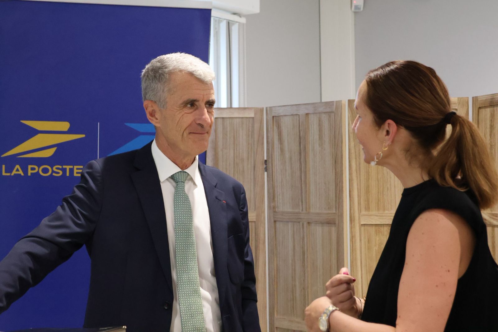 Le préfet Patrice Latron face à Catherine Dahirel, directrice exécutive de La Poste Réunion