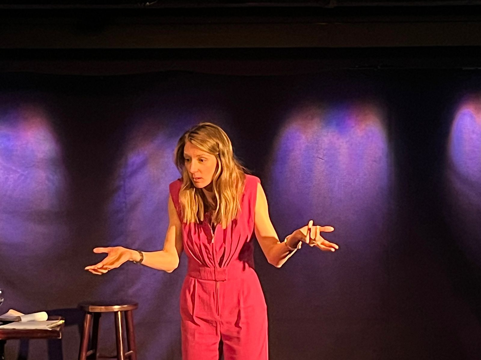 Elle joue avec le public aussi...