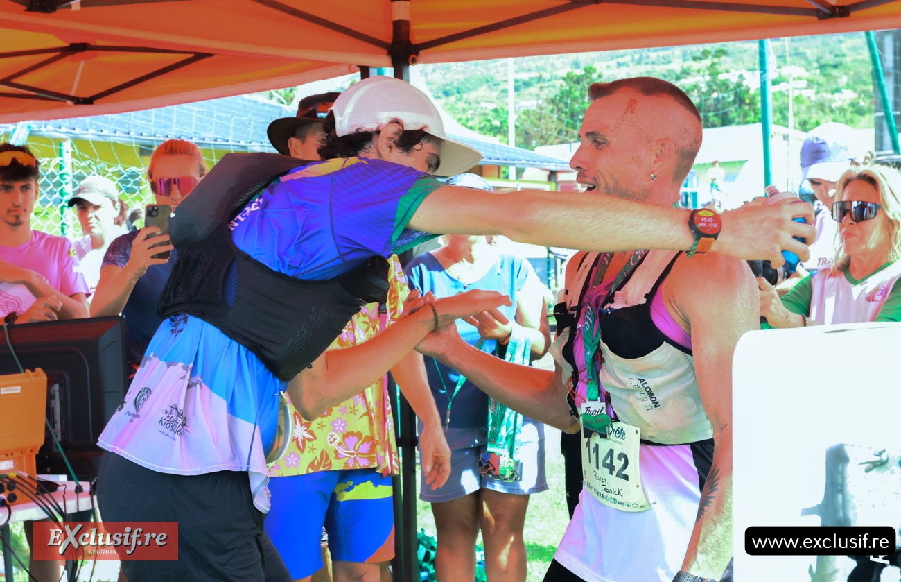Jeannick Boyer, champion de La Réunion et son dauphin Louan Petit sont tombés dans les bras l'un de l'autre à leur arrivée au Trail de la Crête. Une belle image de l'amitié à travers le sport...