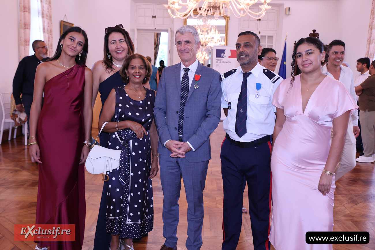 Cérémonie de remise collective d'ordres nationaux à la Préfecture: photos