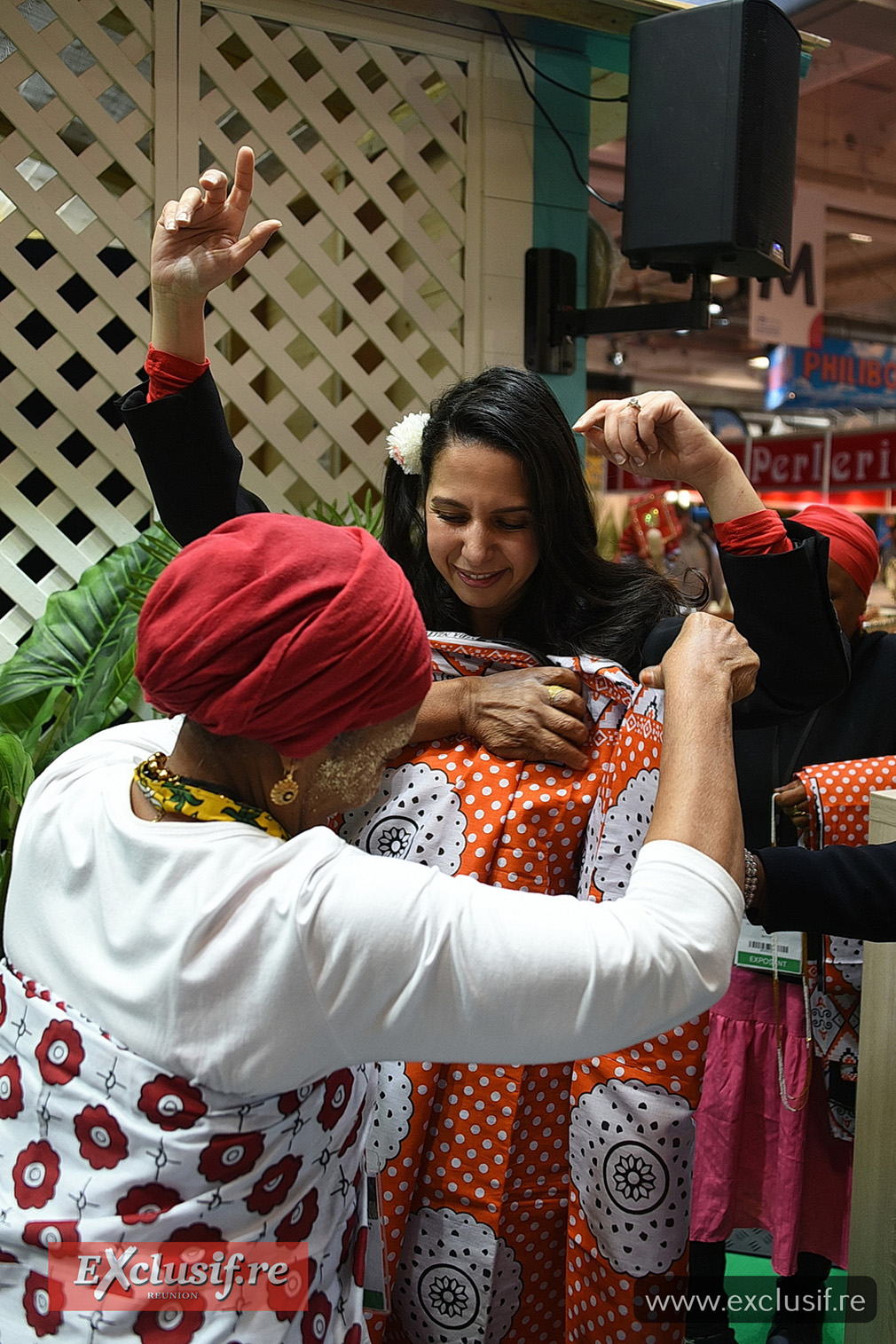 Habillée en mahoraise sur le stand de Mayotte...