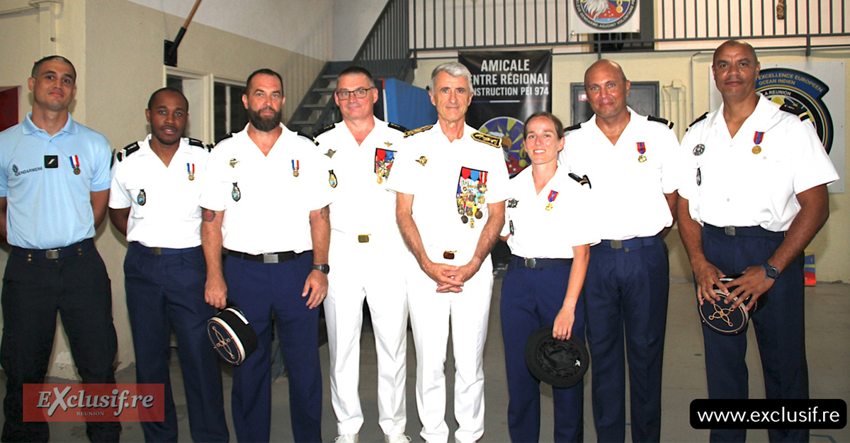 Le préfet Patrice Latron et le général Frédéric Labrunye, entourés des médaillés