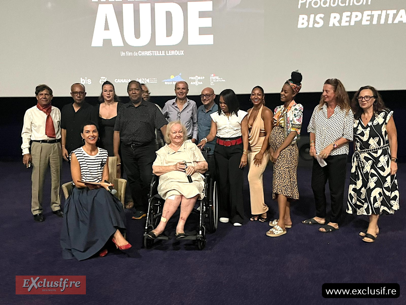 Valérie Marianne (Canal+) assise aux côtés de Madame Aude avec l'équipe Freedom, de gauche à droite: Jacky Clain, collaborateur de la radio, Max, Wendy, Francky, Johan, Bobby, Christophe Damour, Olivia, Prisca et Soukaïna Souka, et à droite Estelle Jomaron et sa collaboratrice de Blabla Production