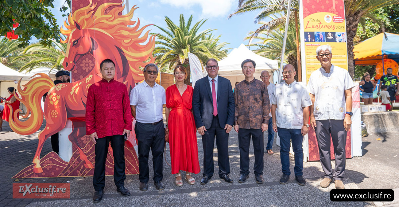 Les officiels à l'entrée du village de la Fête des Lanternes sur le site des Jardins de la Plage à Saint-Pierre