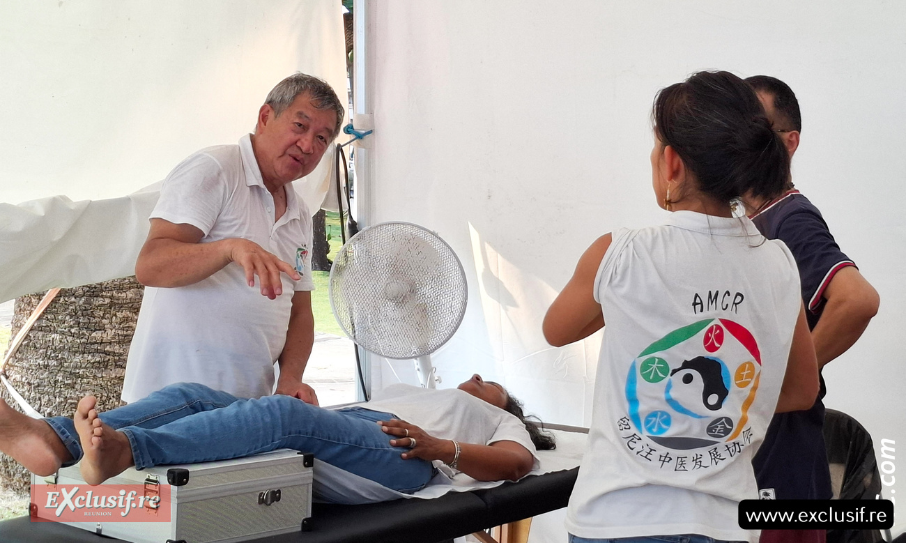 Le stand de l'Association Médecine Chinoise à La Réunion, animée par le docteur Michel Lee Shim-Tan