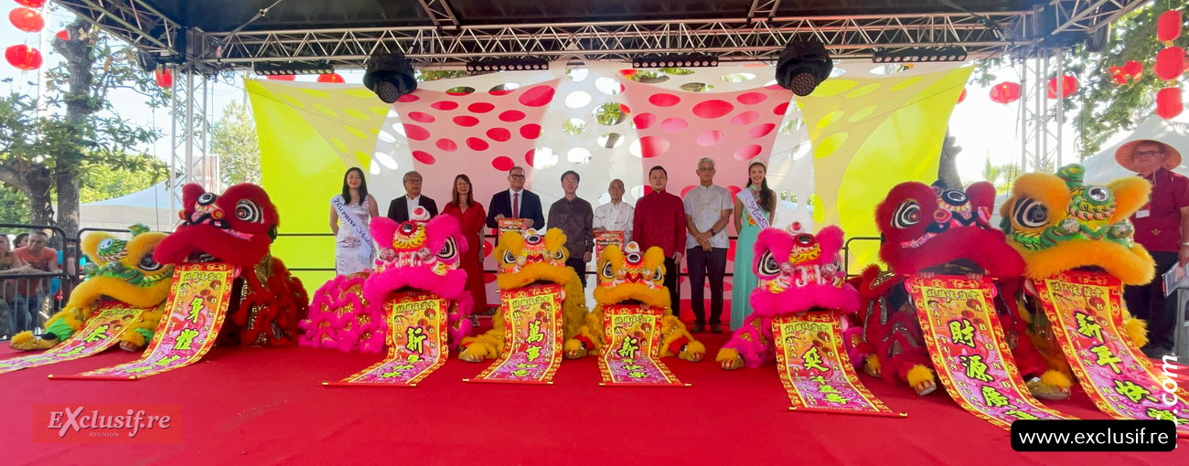 On se souhaite une Bonne Année du Cheval de Feu sur le podium de la fête