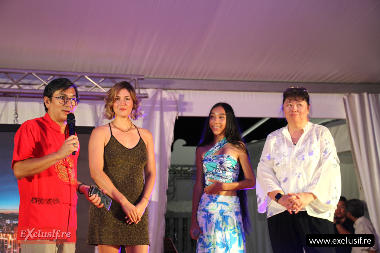 Daniel Thiaw Wing Kaï, président de la Fédération des Associations Chinoises, a présenté les artistes qui ont chanté ce soir-là