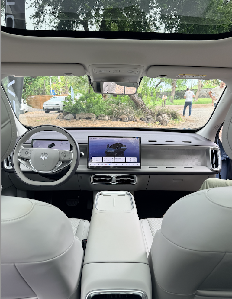 Toit panoramique et belle luminosité intérieure...