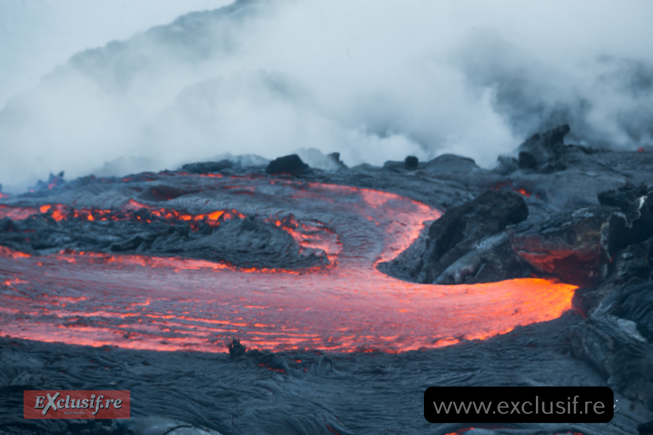 Piton de la Fournaise: images spectaculaires de la coulée vers la mer