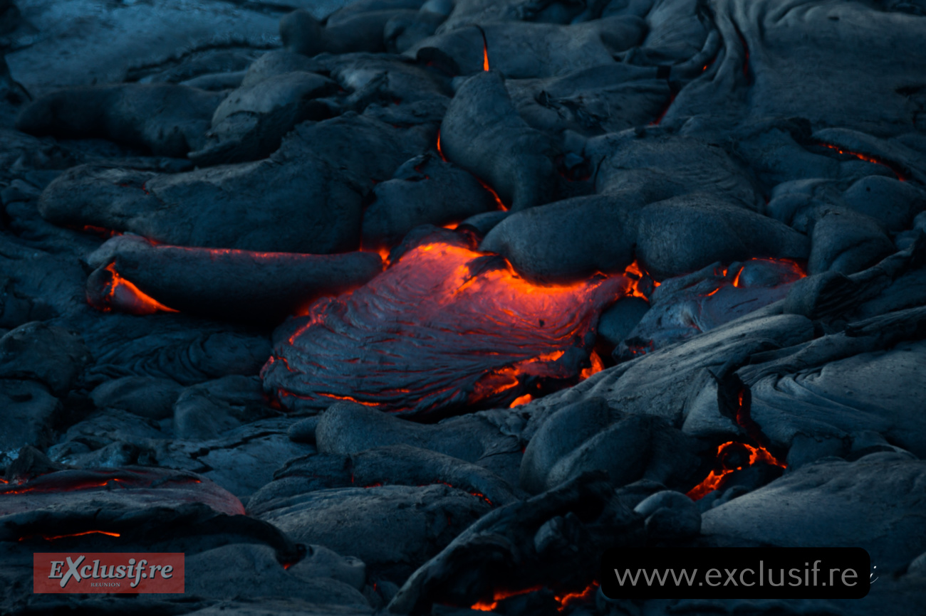 Piton de la Fournaise: images spectaculaires de la coulée vers la mer