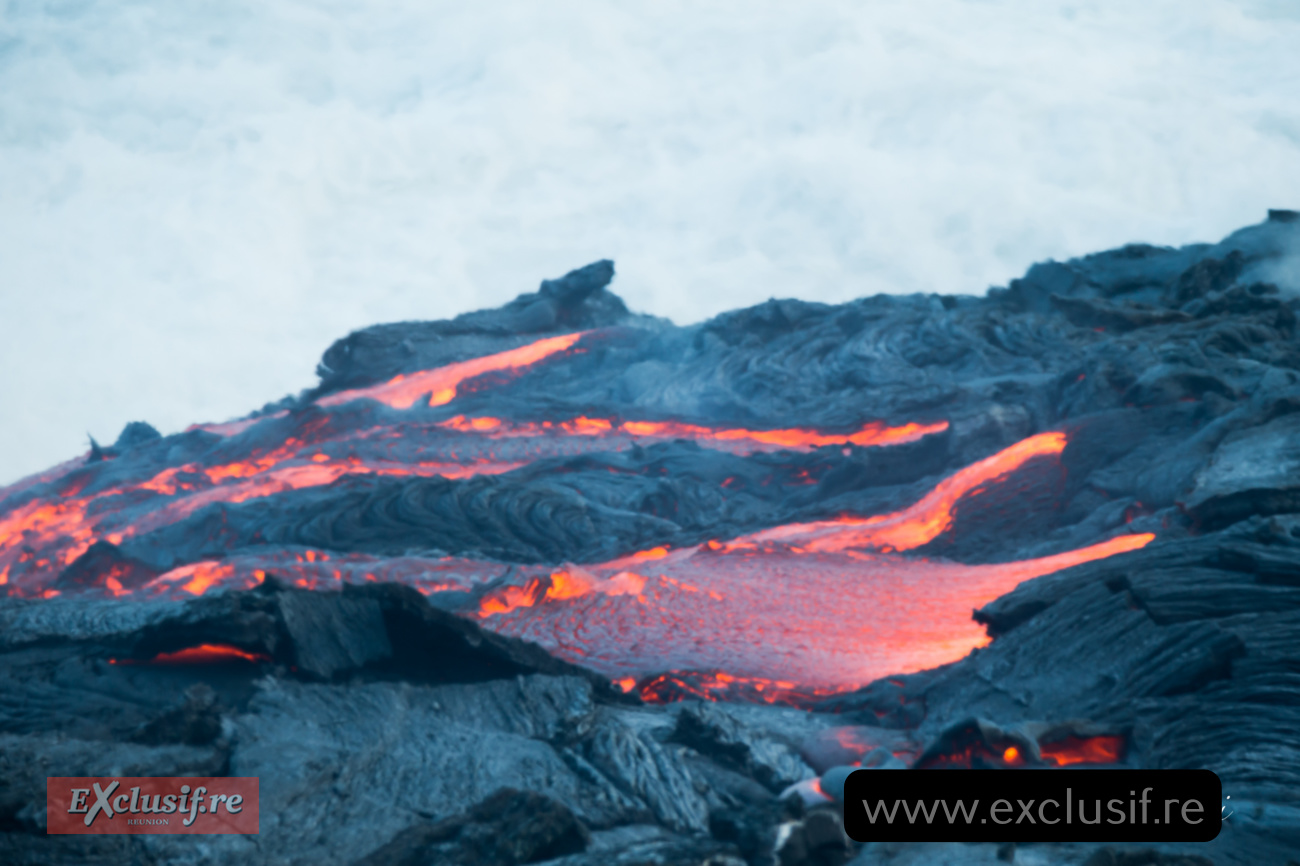 Piton de la Fournaise: images spectaculaires de la coulée vers la mer