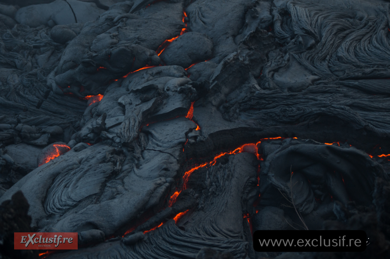 Piton de la Fournaise: images spectaculaires de la coulée vers la mer