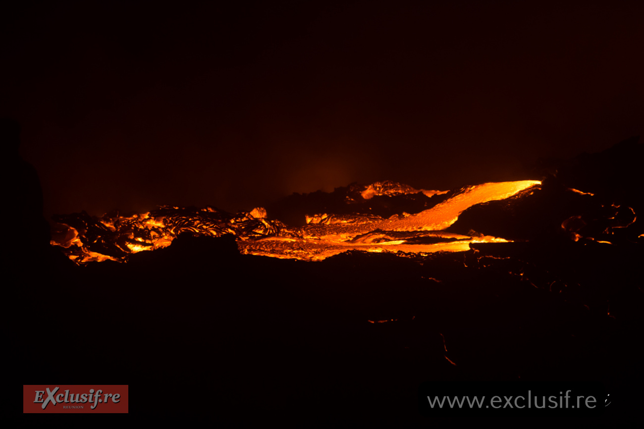 Piton de la Fournaise: images spectaculaires de la coulée vers la mer