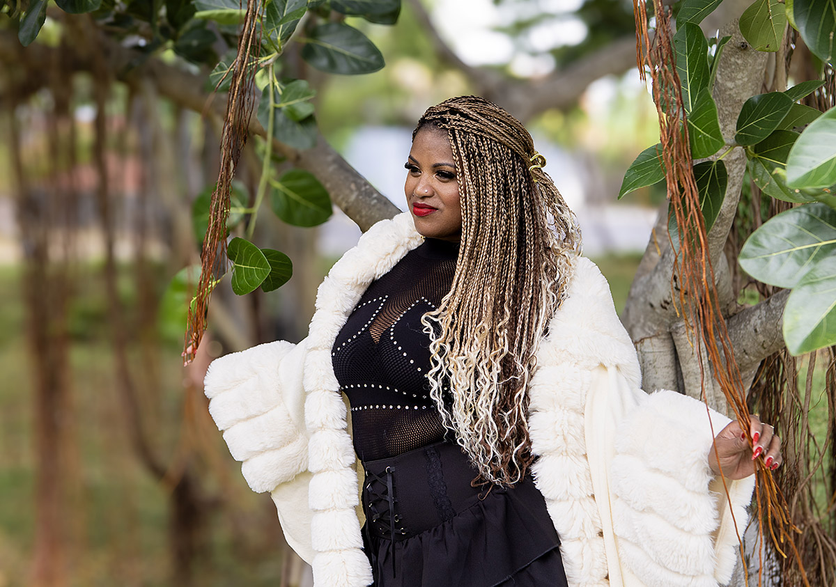 Juliana Pirogue, autrice-compositrice, sort sa première chanson "Zoli Zistoir'" 