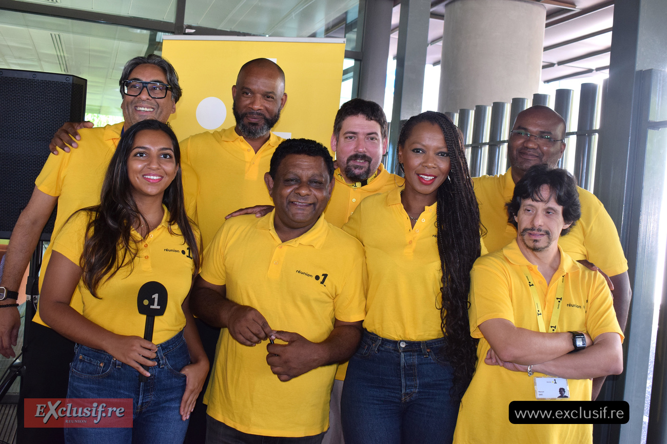 L'équipe Maillot Jaune Réunion La 1ère. Au premier plan: Annaëlle Dorressamy, présentatrice sport, Patrick Ramoudou, journaliste sportif, Valérie Filain, et le jeune Diaz. Au second plan: Elyas Akhoun, responsable du digital, Guilhem Fraissinet, directeur de l'information, Stéphane Pessin