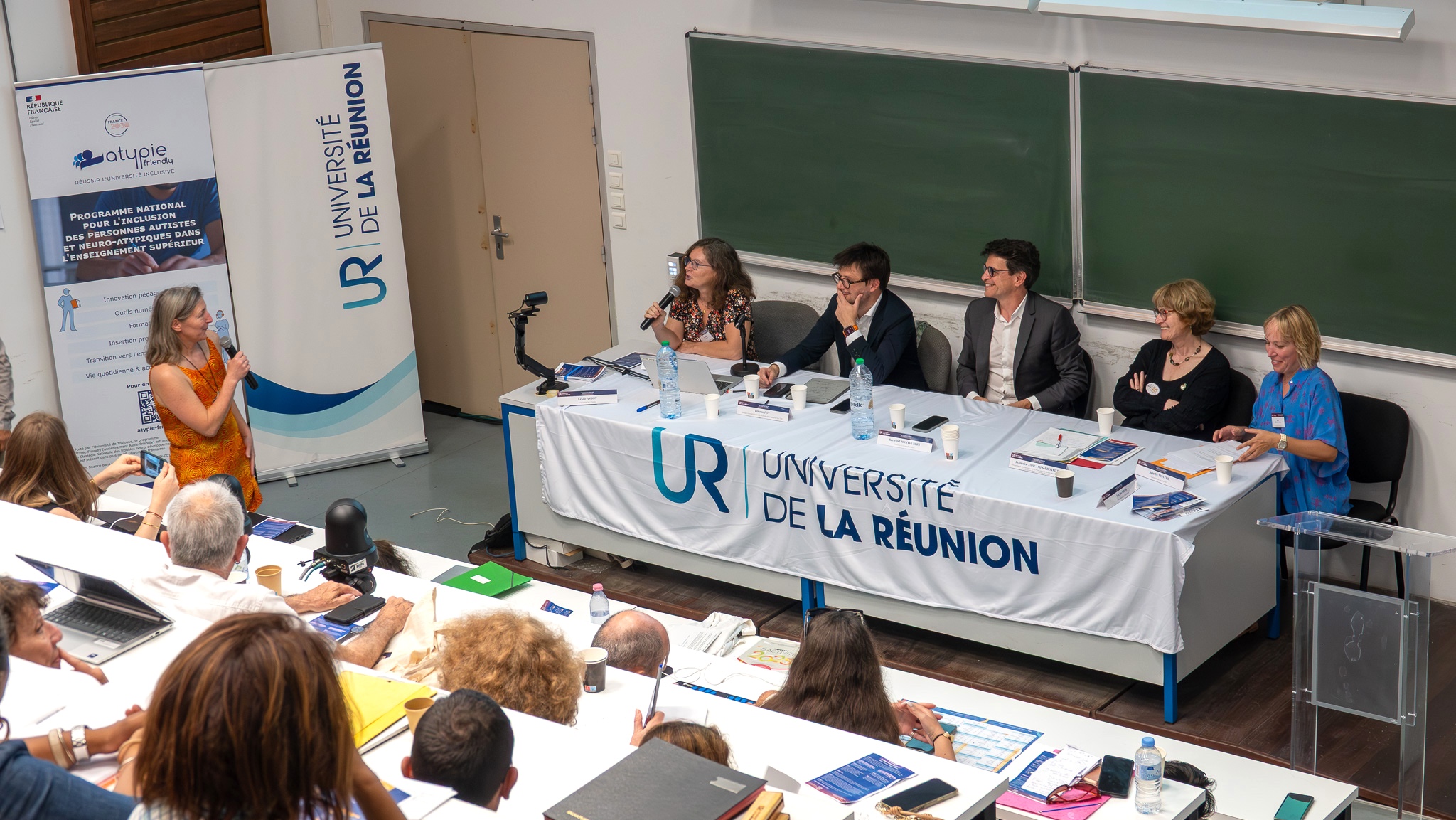 Un colloque a eu lieu également